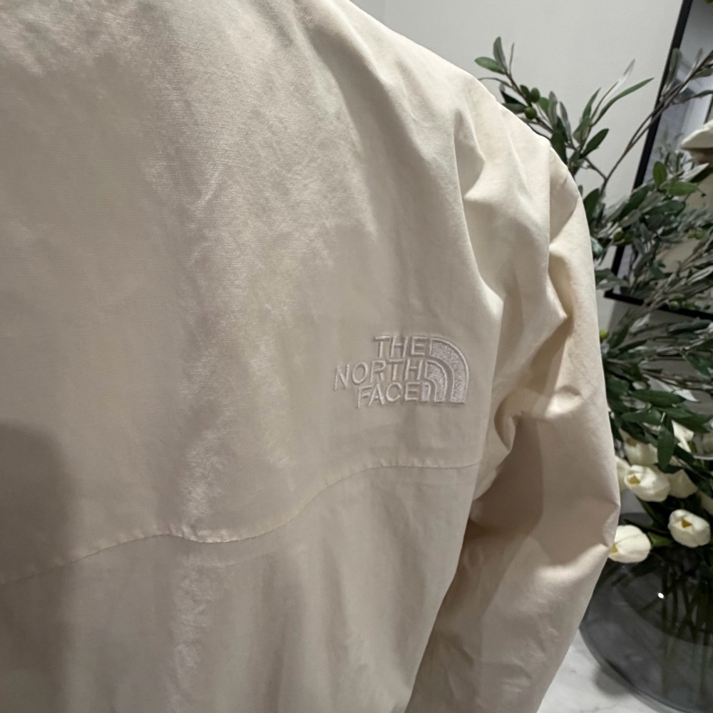 The North Face Arctic Parka Gardenia White / Silver Grey Leopard Print Interior - Picture 5 of 16